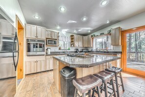 Fridge, microwave, stovetop, dishwasher