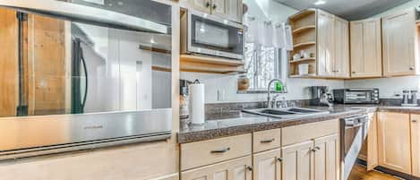 Fridge, microwave, stovetop, dishwasher