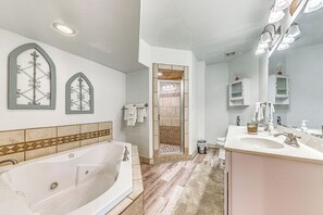 Hair dryer, towels - Walk to Midtown Ruidoso: Modern-Rustic Cabin (Ruidoso)