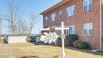 A brick building with a sign reading "Oakley Terr Ice."