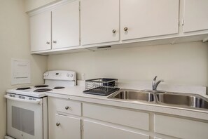 Réfrigérateur, plaque de cuisson, cafetière/bouilloire, grille-pain