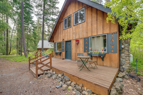 1 Mi to Lake Easton: Cozy Cascades Cabin!