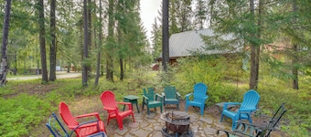 1 Mi to Lake Easton: Cozy Cascades Cabin!