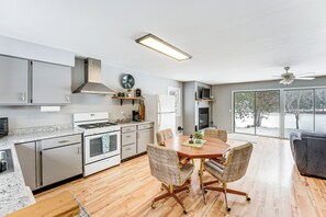 Fridge, microwave, stovetop, dishwasher - Fish & Hike: Riverfront Cabin in Paris (Paris)