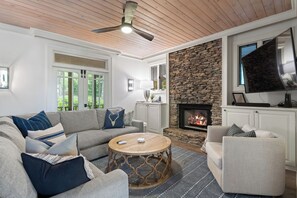 Smart TV, fireplace - Hillside Terrace | Serene Mountain Retreat With Breathtaking Mountain Views (Highlands)