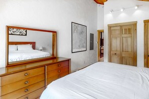 2 bedrooms, desk, iron/ironing board, free WiFi