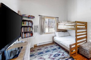 2 habitaciones, escritorio, tabla de planchar con plancha y wifi gratis