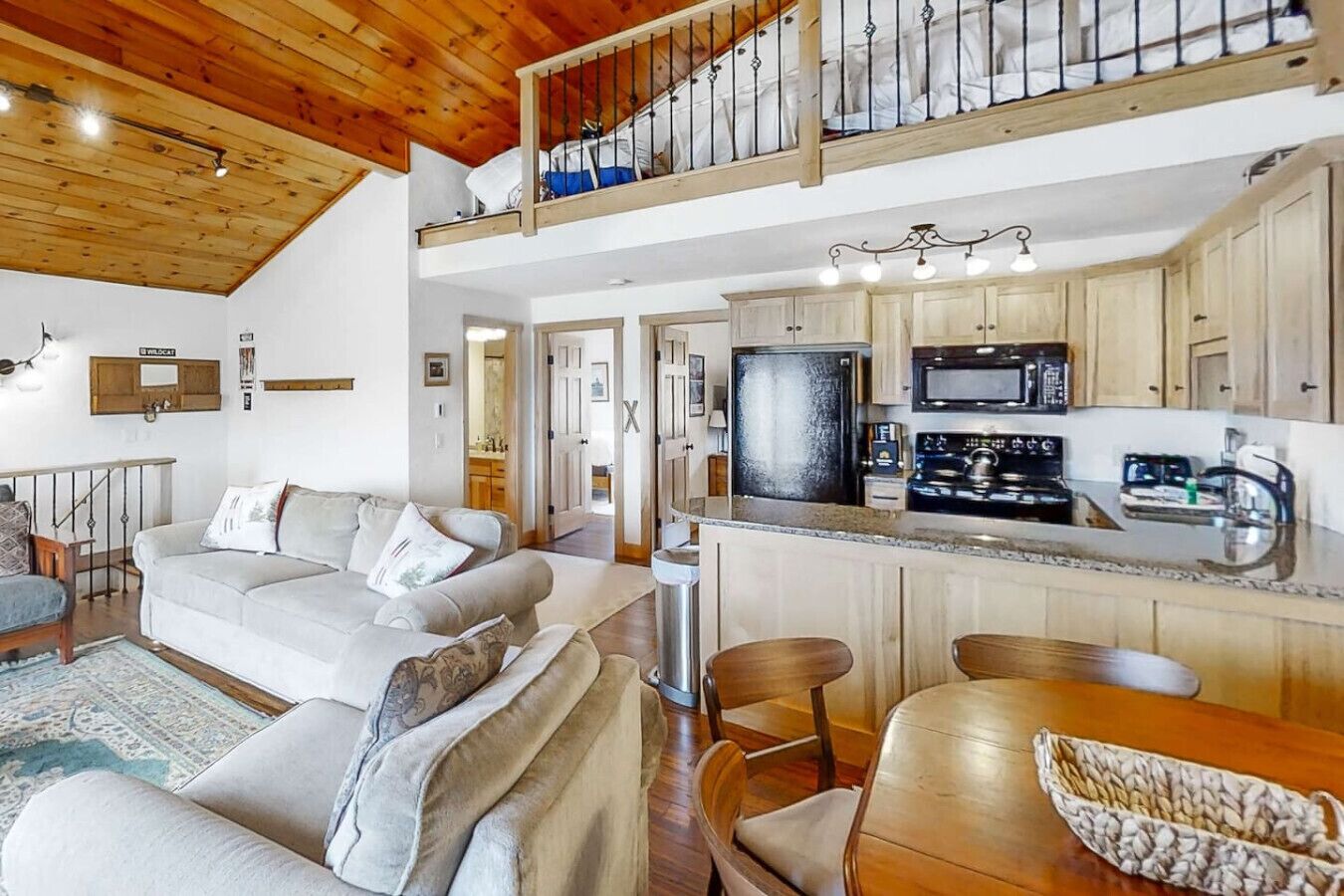 Smart TV, lareira, videogames, livros