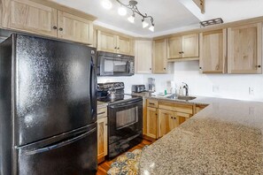 冷蔵庫、電子レンジ、オーブン、コンロ