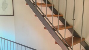 A staircase with wooden steps and metal railings. - Casa del porticciolo di Capraia (Porto)