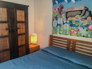 2 bedrooms, desk, bed sheets