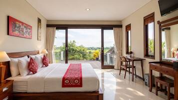 Una habitación de hotel con una cama grande, un escritorio, una silla y un balcón con vistas.