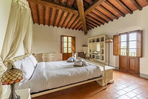 6 bedrooms, desk, iron/ironing board, free WiFi