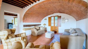 Een televisie en een open haard