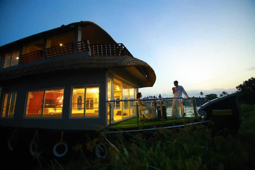 Whispering Waters Houseboat