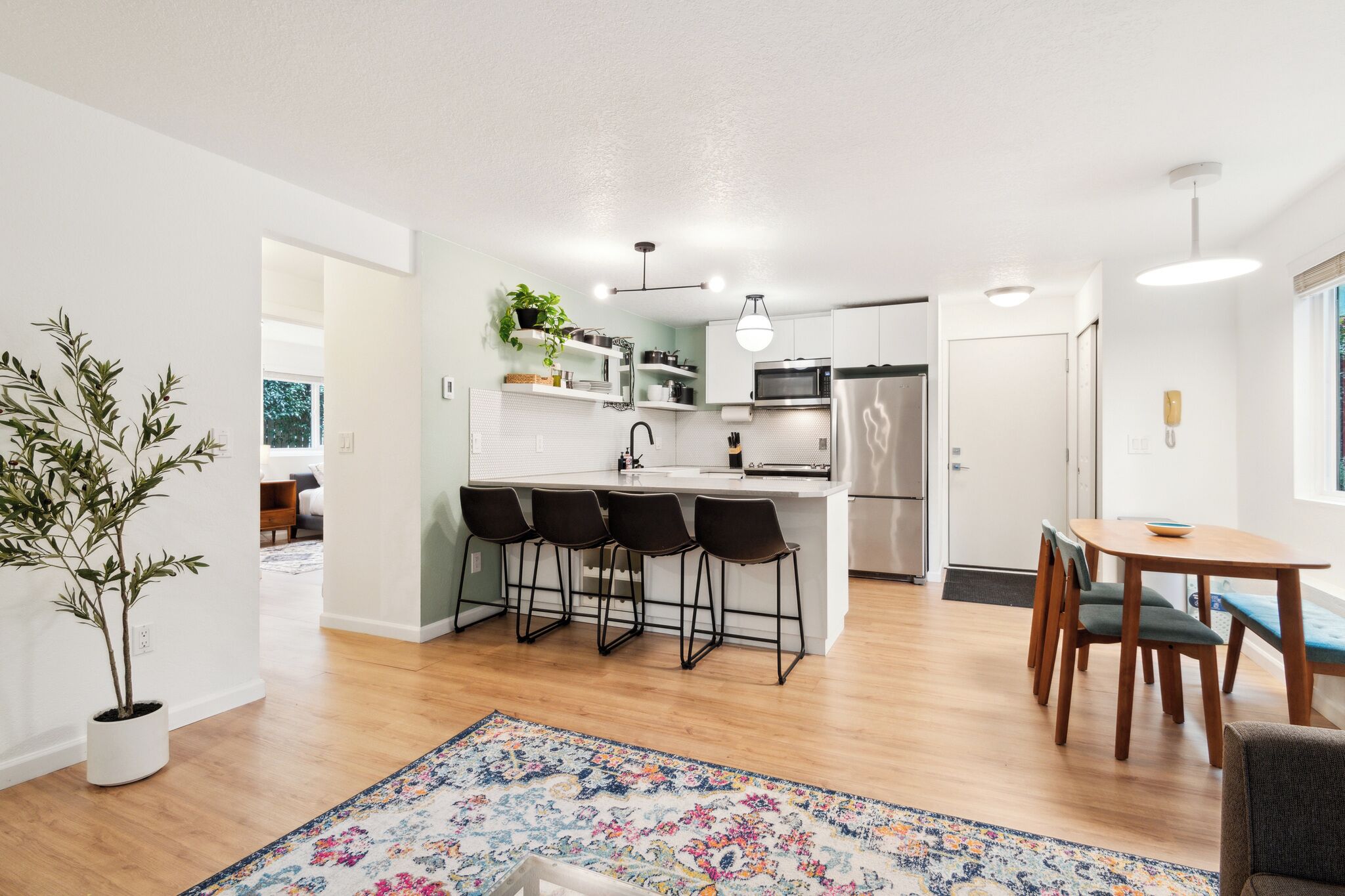 ثلاجة، ميكروويف، فرن، موقد طهي مسطح