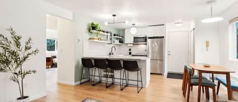 Kylskåp, mikrovågsugn, ugn och spishäll