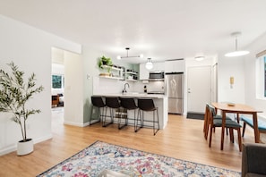 Fridge, microwave, oven, stovetop - 2 bedroom, 1.5 bath Condo w/free Parking, Kitchen, WiFi, W/D & 97% walk score (Seattle)