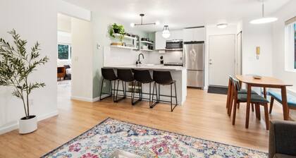 2 bedroom, 1.5 bath Condo w/free Parking, Kitchen, WiFi, W/D & 97% walk score