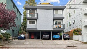 Un edificio a due piani con un'area di parcheggio ad uso garage.