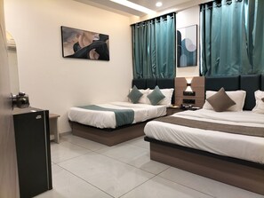 Double Room | Soundproofing - Hotel Paris Plaza (Ahmedabad)