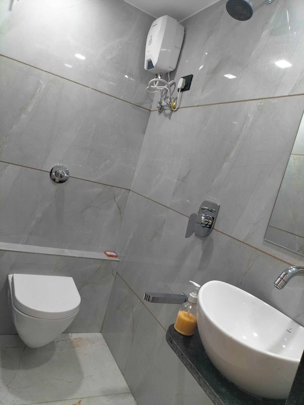Un baño moderno con inodoro, lavabo y ducha.