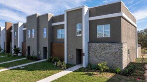 Exterior - Modern 4BR Retreat, Mickey & Harry Potter Rooms (Kissimmee)