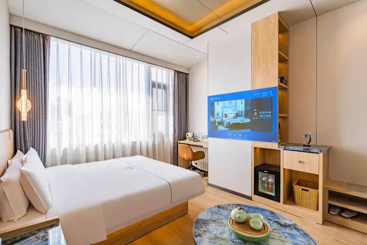 Comfort Single Room | Desk, laptop workspace, blackout drapes, iron/ironing board (on request)