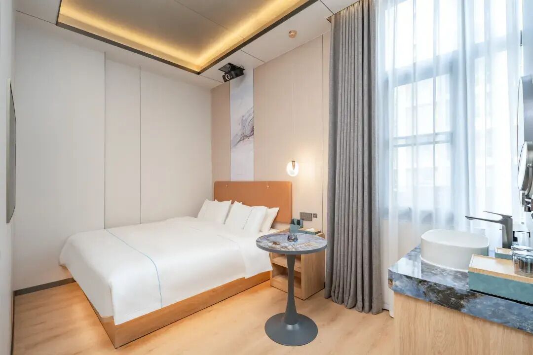 Kamar Single Comfort | Meja kerja, ruang kerja ramah laptop, dan tirai kedap cahaya
