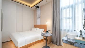 Kamar Single Comfort | Meja kerja, ruang kerja ramah laptop, dan tirai kedap cahaya
