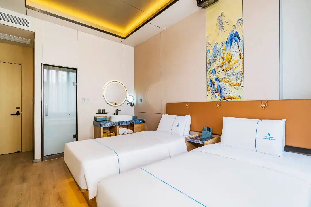 Habitación doble Confort | Escritorio, espacio para trabajar con laptop y cortinas blackout 
