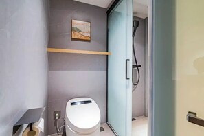 Standard Single Room | Bathroom | Shower, rainfall showerhead, eco-friendly toiletries, hair dryer - Anhui Cultural Hotel (Beijing)