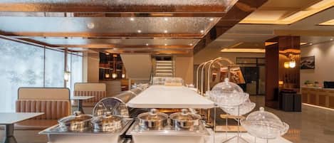 Daily buffet breakfast (CNY 48 per person)