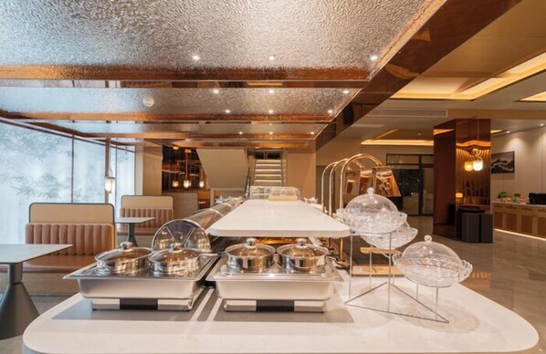 Daily buffet breakfast (CNY 48 per person)