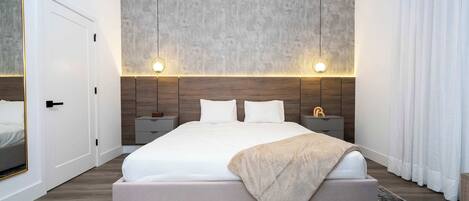 4 bedrooms, desk, iron/ironing board, travel cot