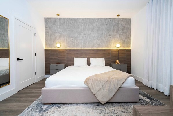 4 chambres, bureau, fer et planche à repasser, lit de bébé portatif