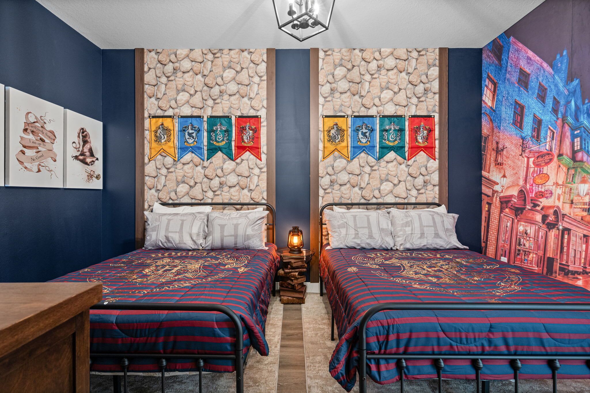 Une chambre avec deux lits, un mur en pierre et une fresque murale.