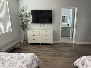 4 bedrooms, iron/ironing board, WiFi, bed sheets