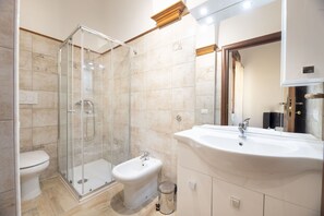 Doccia, bidet, asciugamani