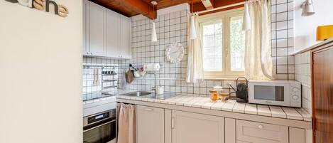 Frigorifero, microonde, forno, piano cottura