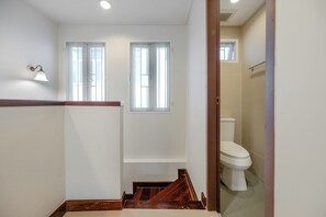 Regadera, secadora de cabello, bidet, toallas