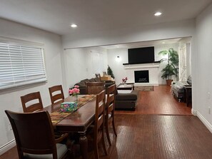 Interior - Charming 4-bedroom bungalow in Baldwin Park with WiFi and AC (Baldwin Park)