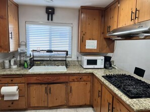 Private kitchen - Charming 4-bedroom bungalow in Baldwin Park with WiFi and AC (Baldwin Park)