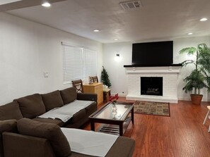 Living area - Charming 4-bedroom bungalow in Baldwin Park with WiFi and AC (Baldwin Park)