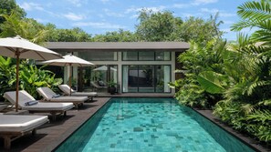 สระว่ายน้ำกลางแจ้ง