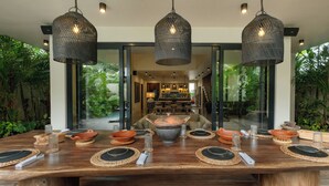 Villa, bassengutsikt | Spisestue