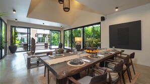 Villa, bassengutsikt | Spisestue