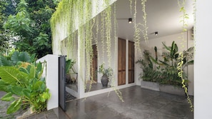 Free self-parking - Villa Jaxé by Villa Finder (Pecatu)