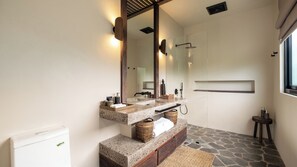 Villa, Poolblick | Badezimmer | Kostenlose Toilettenartikel, Haartrockner, Handtücher, Seife