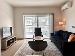 Smart-TV, bordtennis og stereoanlegg